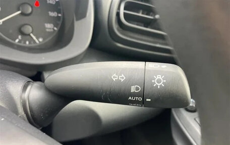 Toyota Yaris, 2022 год, 1 056 000 рублей, 26 фотография