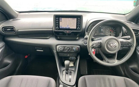 Toyota Yaris, 2022 год, 1 056 000 рублей, 19 фотография