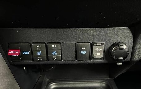 Toyota RAV4, 2018 год, 2 335 000 рублей, 26 фотография