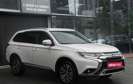Mitsubishi Outlander III рестайлинг 3, 2019 год, 2 475 000 рублей, 3 фотография