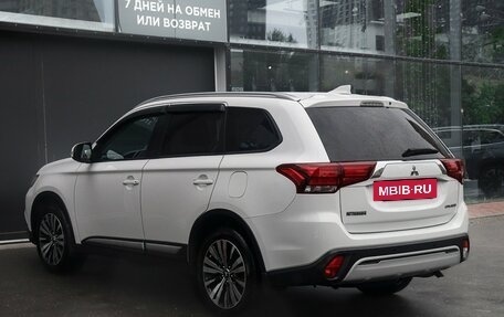 Mitsubishi Outlander III рестайлинг 3, 2019 год, 2 475 000 рублей, 7 фотография