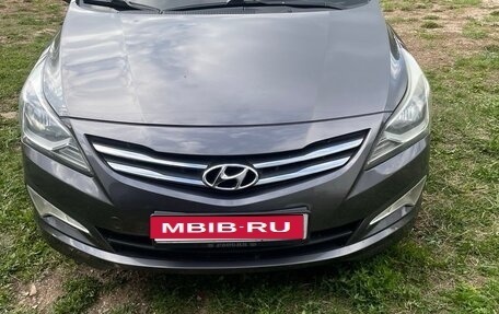 Hyundai Solaris II рестайлинг, 2015 год, 830 000 рублей, 1 фотография