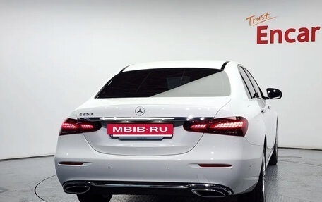 Mercedes-Benz E-Класс, 2022 год, 3 820 000 рублей, 4 фотография