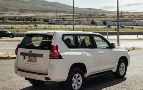 Toyota Land Cruiser Prado 150 рестайлинг 2, 2022 год, 6 400 000 рублей, 6 фотография