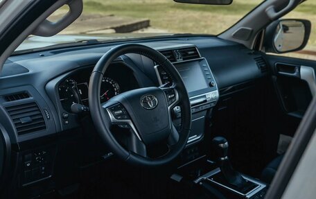 Toyota Land Cruiser Prado 150 рестайлинг 2, 2022 год, 6 400 000 рублей, 10 фотография