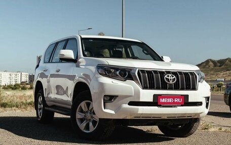 Toyota Land Cruiser Prado 150 рестайлинг 2, 2022 год, 6 400 000 рублей, 3 фотография