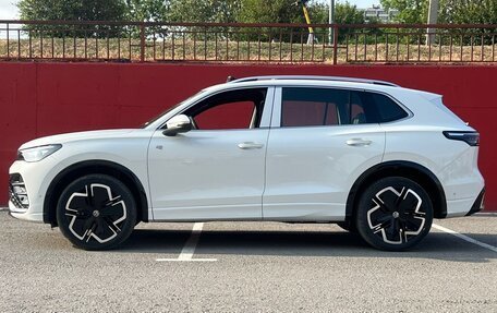 Volkswagen Tiguan, 2024 год, 4 400 000 рублей, 4 фотография