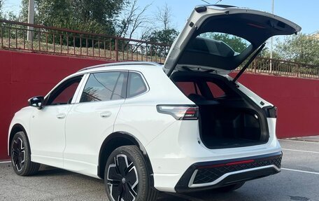 Volkswagen Tiguan, 2024 год, 4 400 000 рублей, 7 фотография