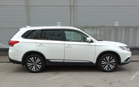 Mitsubishi Outlander III рестайлинг 3, 2019 год, 2 149 000 рублей, 4 фотография
