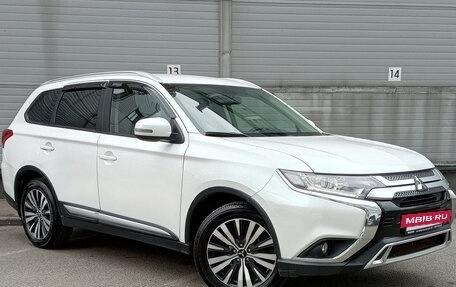 Mitsubishi Outlander III рестайлинг 3, 2019 год, 2 149 000 рублей, 3 фотография