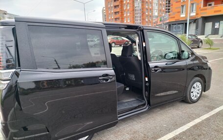Toyota Voxy III, 2018 год, 2 450 000 рублей, 2 фотография