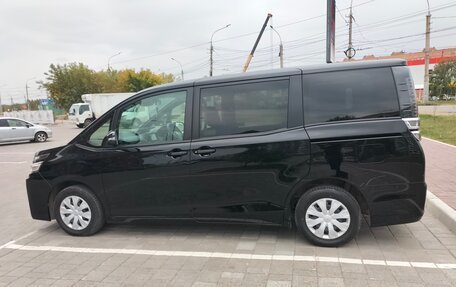Toyota Voxy III, 2018 год, 2 450 000 рублей, 5 фотография
