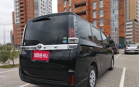Toyota Voxy III, 2018 год, 2 450 000 рублей, 10 фотография
