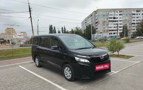 Toyota Voxy III, 2018 год, 2 450 000 рублей, 7 фотография