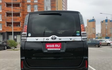 Toyota Voxy III, 2018 год, 2 450 000 рублей, 9 фотография