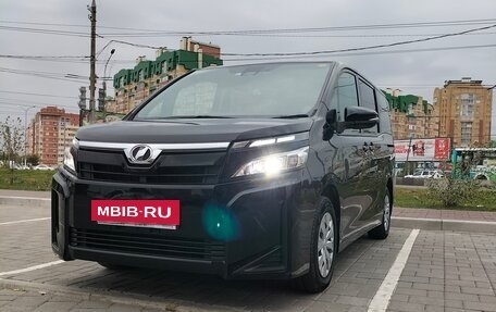 Toyota Voxy III, 2018 год, 2 450 000 рублей, 11 фотография