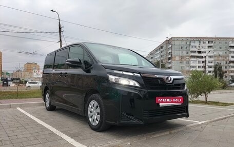 Toyota Voxy III, 2018 год, 2 450 000 рублей, 8 фотография