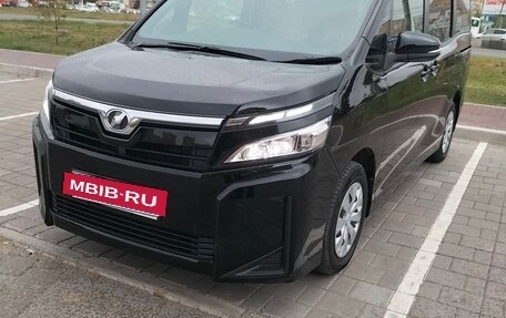 Toyota Voxy III, 2018 год, 2 450 000 рублей, 4 фотография