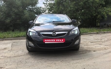 Opel Astra J, 2011 год, 850 000 рублей, 2 фотография