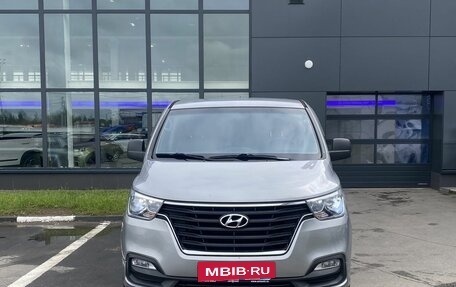 Hyundai Grand Starex Grand Starex I рестайлинг 2, 2018 год, 3 199 000 рублей, 2 фотография
