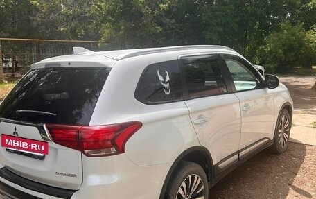 Mitsubishi Outlander III рестайлинг 3, 2019 год, 2 080 000 рублей, 2 фотография