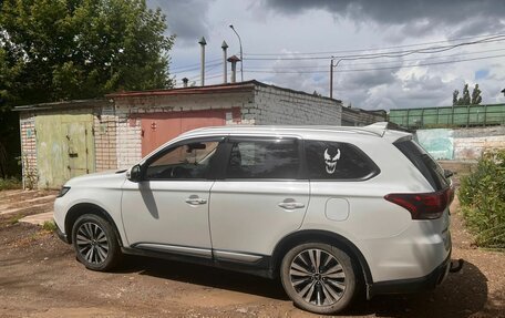 Mitsubishi Outlander III рестайлинг 3, 2019 год, 2 080 000 рублей, 8 фотография