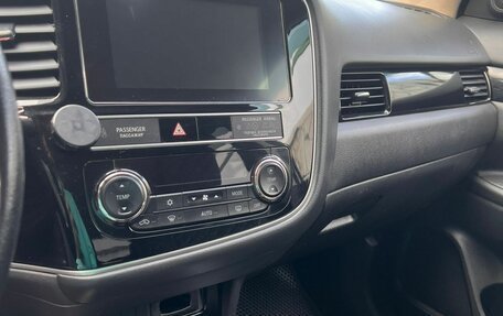 Mitsubishi Outlander III рестайлинг 3, 2019 год, 2 080 000 рублей, 11 фотография
