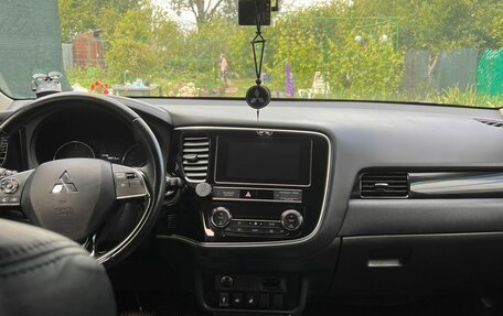 Mitsubishi Outlander III рестайлинг 3, 2019 год, 2 080 000 рублей, 10 фотография