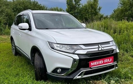 Mitsubishi Outlander III рестайлинг 3, 2019 год, 2 080 000 рублей, 15 фотография