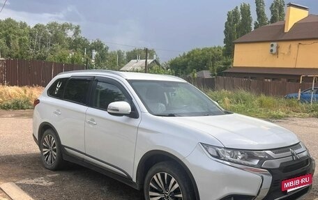 Mitsubishi Outlander III рестайлинг 3, 2019 год, 2 080 000 рублей, 6 фотография
