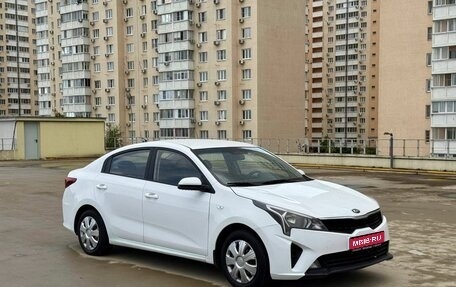 KIA Rio IV, 2021 год, 1 050 000 рублей, 1 фотография