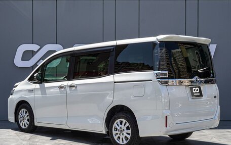 Toyota Voxy III, 2017 год, 2 250 000 рублей, 2 фотография