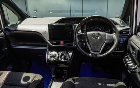 Toyota Voxy III, 2017 год, 2 250 000 рублей, 6 фотография