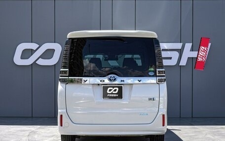 Toyota Voxy III, 2017 год, 2 250 000 рублей, 4 фотография