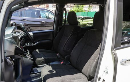 Toyota Voxy III, 2017 год, 2 250 000 рублей, 8 фотография