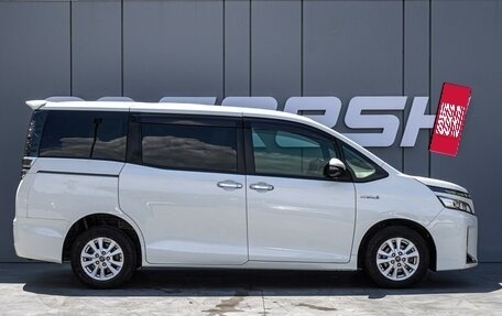 Toyota Voxy III, 2017 год, 2 250 000 рублей, 5 фотография