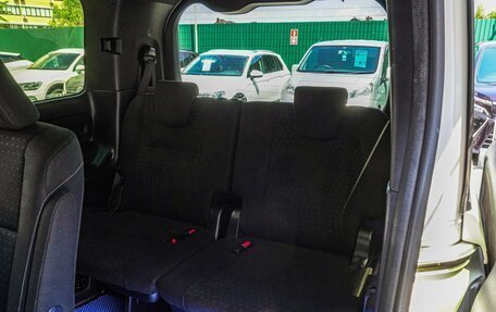Toyota Voxy III, 2017 год, 2 250 000 рублей, 9 фотография