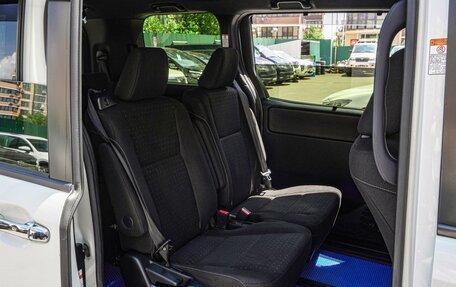 Toyota Voxy III, 2017 год, 2 250 000 рублей, 10 фотография