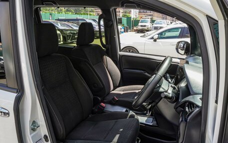 Toyota Voxy III, 2017 год, 2 250 000 рублей, 11 фотография