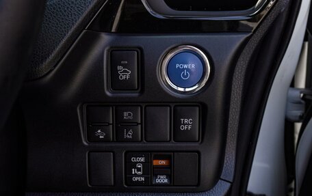 Toyota Voxy III, 2017 год, 2 250 000 рублей, 20 фотография