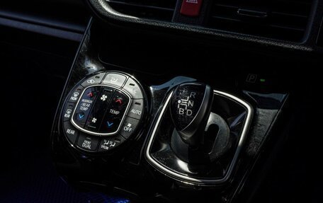 Toyota Voxy III, 2017 год, 2 250 000 рублей, 14 фотография
