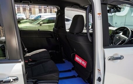 Toyota Voxy III, 2017 год, 2 250 000 рублей, 13 фотография