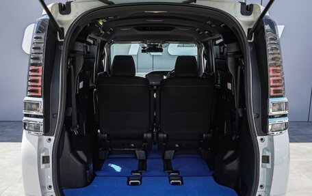 Toyota Voxy III, 2017 год, 2 250 000 рублей, 23 фотография