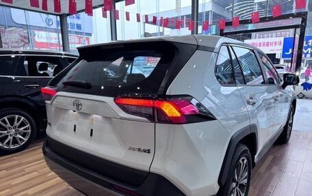 Toyota RAV4, 2024 год, 2 990 000 рублей, 4 фотография