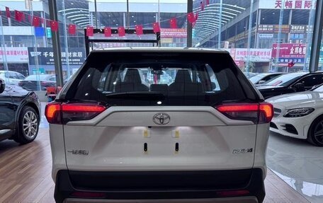 Toyota RAV4, 2024 год, 2 990 000 рублей, 5 фотография