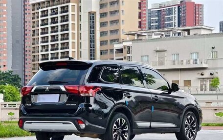 Mitsubishi Outlander III рестайлинг 3, 2022 год, 1 600 000 рублей, 4 фотография