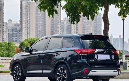 Mitsubishi Outlander III рестайлинг 3, 2022 год, 1 600 000 рублей, 6 фотография