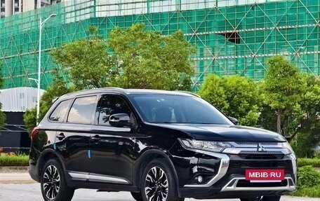 Mitsubishi Outlander III рестайлинг 3, 2022 год, 1 600 000 рублей, 3 фотография