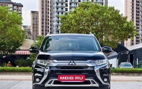 Mitsubishi Outlander III рестайлинг 3, 2022 год, 1 600 000 рублей, 2 фотография