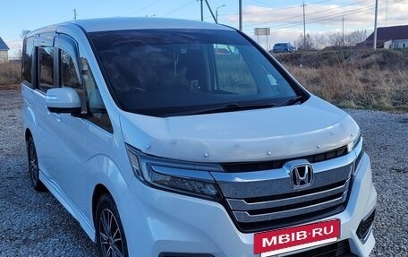 Honda Stepwgn IV, 2017 год, 2 400 000 рублей, 2 фотография